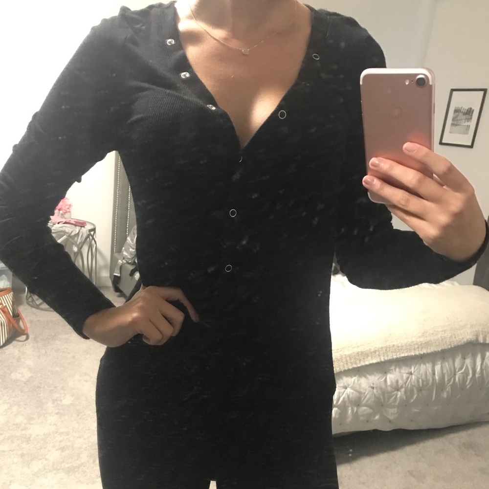 Small Black Long-sleeved Button Tee